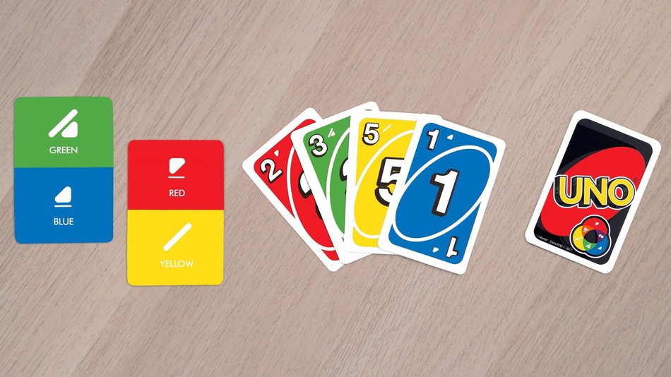 UNO -kaarten met verschillende iconen voor elke kleur