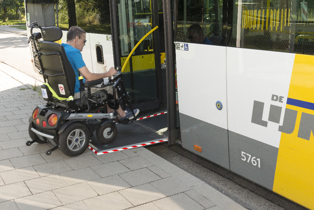 bus van de lijn met uitklapbaar platform voor rolstoelen